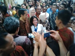 Blusukan ke Pasar Modern BSD, Jokowi: Harga Cabai Naik, Beras Turun