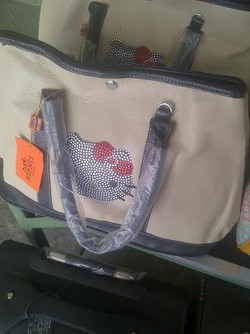 Memburu Tas Bermerek Tiruan Asal China