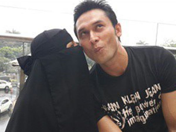 Kemesraan Indra Bruggman dan Cewek Bercadar yang Tuai Kontroversi