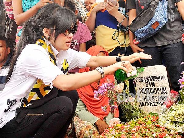 Syahrini Ziarah ke Makam Olga Syahputra