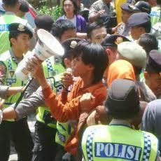 Puluhan Mahasiswa Tolak UU Pilkada Terlibat Adu Pukul dengan Polisi