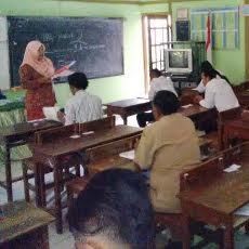 Kakek di Probolinggo Antusias Ikut UN Kejar Paket C