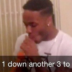 Sterling Diduga Menghisap Pipa Shisha