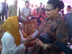 Dikunjungi Menteri Yohana Yembise, Nenek Asyani Titip Surat untuk Jokowi
