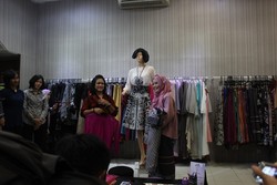 Kunjungi Rumah Mode, Ibu Iriana Cek Busana Pernikahan Putranya