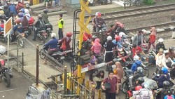 Penampakan Makhluk Pemotor Lawan Arus yang Bikin Ruwet di Stasiun Pasar Minggu