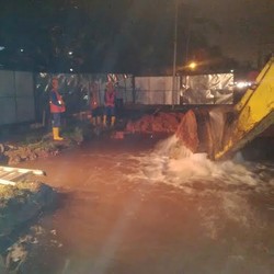 Begini Upaya PT Aetra Tangani Pipa Bocor yang Jadi Air Mancur di Kalimalang