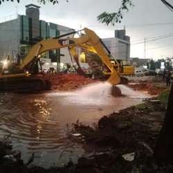 Pipa Bocor yang Timbulkan Air Mancur di Kalimalang Ditutup Pakai Alat Berat