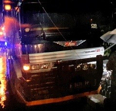 Truk Tronton Pasir Seruduk 2 Mobil dan Gilas Pemotor di Sukabumi