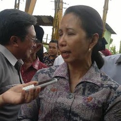 Blusukan ke Sidoarjo, Menteri Rini Janji Gula Rafinasi Tak Akan Merembes