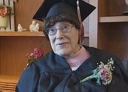 Sempat Drop Out, Wanita Ini Sukses Lulus SMU di Usia 103 Tahun