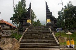 Pura Penuh Pesona di Kaki Gunung Salak