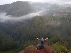 Aneka Pose Ekstrem di Tebing Keraton, Bandung