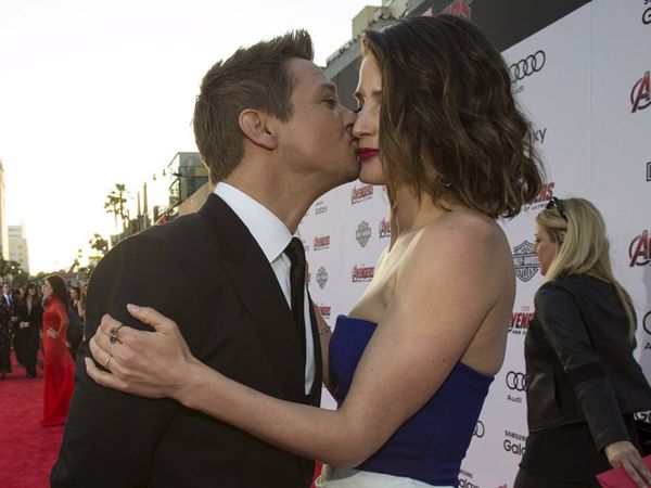 Jeremy Renner Cium Cobie Smulders di Premiere 'Avengers: Age of Ultron'