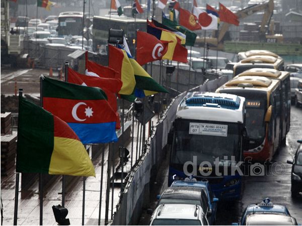 Bendera Peserta KAA Dikibarkan di Jalan Thamrin Bendera Peserta KAA Dikibarkan di Jalan Thamrin