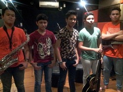 Perkenalkan S5, Boyband yang Lihai Main Alat Musik