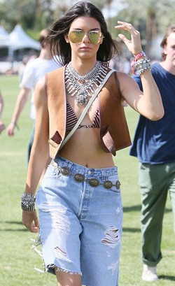 Mirror Sunglasses, Kacamata Favorit Seleb dan Fashionista di Coachella