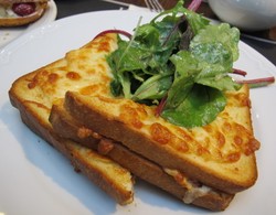 Santap Malam Ringan dengan Croque Monsieur yang Gurih Padat