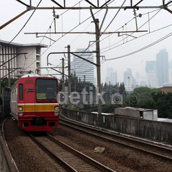 Wajah Modern Kereta Api RI, dari Mesin Tiket Canggih Hingga Pramugari Cantik