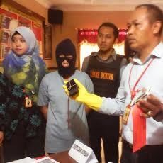 Tertipu Foto Wanita Cantik di BBM, Pria ini Tertipu Hingga Rp 40 Juta