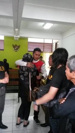 Divonis 3 Tahun, Bos PSD Peluk Istrinya yang Menangis