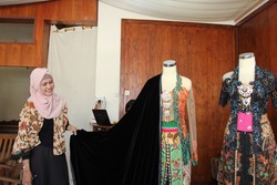 Berbahan Beludru, ini Busana Gibran-Selvi dan Keluarga saat Resepsi