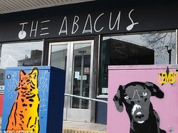 Hiii! Pengunjung Pameran Seni Terjebak di Lemari Besi Galeri