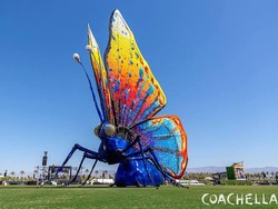 Patung Ulat dan Kupu-kupu Raksasa Meriahkan Coachella