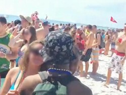 Pingsan, Gadis AS Tak Tahu Dirinya Diperkosa 4 Pria di Pantai