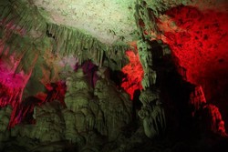 Terpesona Keindahan Perut Bumi di Gua Gong