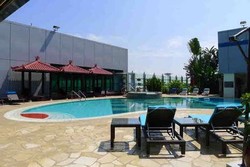 Siapa Sangka, Ada Rooftop Pool & Bar di Bandara Changi!