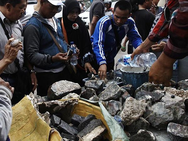 Begini Suasana Demam Akik di Rawabening
