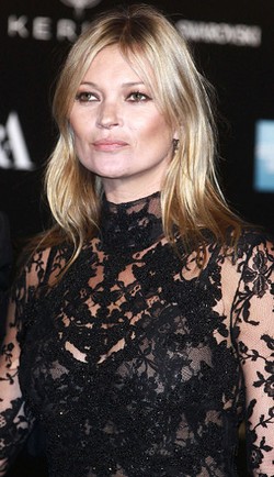 Atasi Wajah Kusam, Kate Moss Rendam Wajah dengan Air Es dan Ketimun