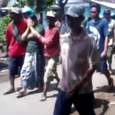 Pasangan Selingkuh Digerebek dan Diarak ke Balai Desa