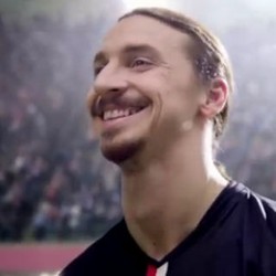Mintalah Zlatan untuk Menendang Voli, dan Dia akan Melakukannya