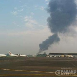 Pesawat F-16 yang Terbakar Ditarik ke Hanggar