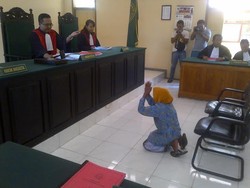 Nenek Asyani Kembali Bersimpuh di Lantai Meminta Ampunan Hakim