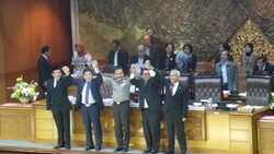 Tanpa Fahri, Pimpinan DPR Foto Bareng Komjen Badrodin di Panggung Paripurna