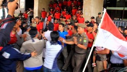 Demo Lahan Pencadangan TNI AU di Kantor Gubernur Riau Ricuh