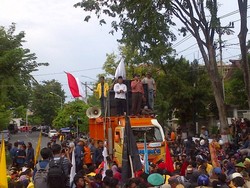 Mendadak Muncul di PTUN Semarang, BW Orasi di Antara Penolak Pabrik Semen