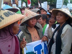 Kalah di PTUN, Massa Penolak Pabrik Semen Rembang Berurai Air Mata