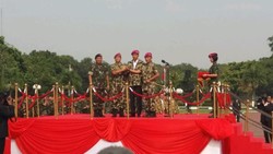 Baret TNI dari Langit untuk Presiden Jokowi dan Dentuman Meriam