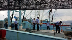 Satgas Ilegal Fishing Jelajahi Perairan Ambon Cek Kapal yang Ditahan