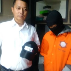 Usai Bunuh Tata, Rio Pergi Sambil Bermasker dan Bertopi
