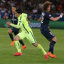 Dua Kali Digocek Luis Suarez, David Luiz Dinilai Tampil seperti Bocah 8 Tahun