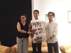 Penyair Aan Mansyur Rilis Kumpulan Puisi Melihat Api Bekerja