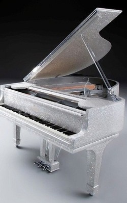 Piano Rp 8 Miliar, Berhias Setengah Juta Kristal Swarovski