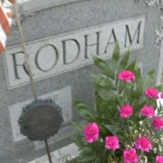 Batu Nisan Ayah Hillary Clinton Digulingkan Orang Tak Dikenal