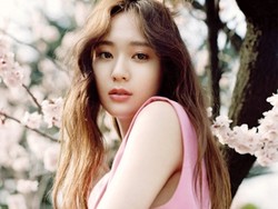 All Hail Queen K! Cantiknya Krystal f(x) Bergaya Musim Semi