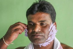 Perkenalkan Das, Pria yang Sanggup Tancapkan Ratusan Jarum di Wajahnya